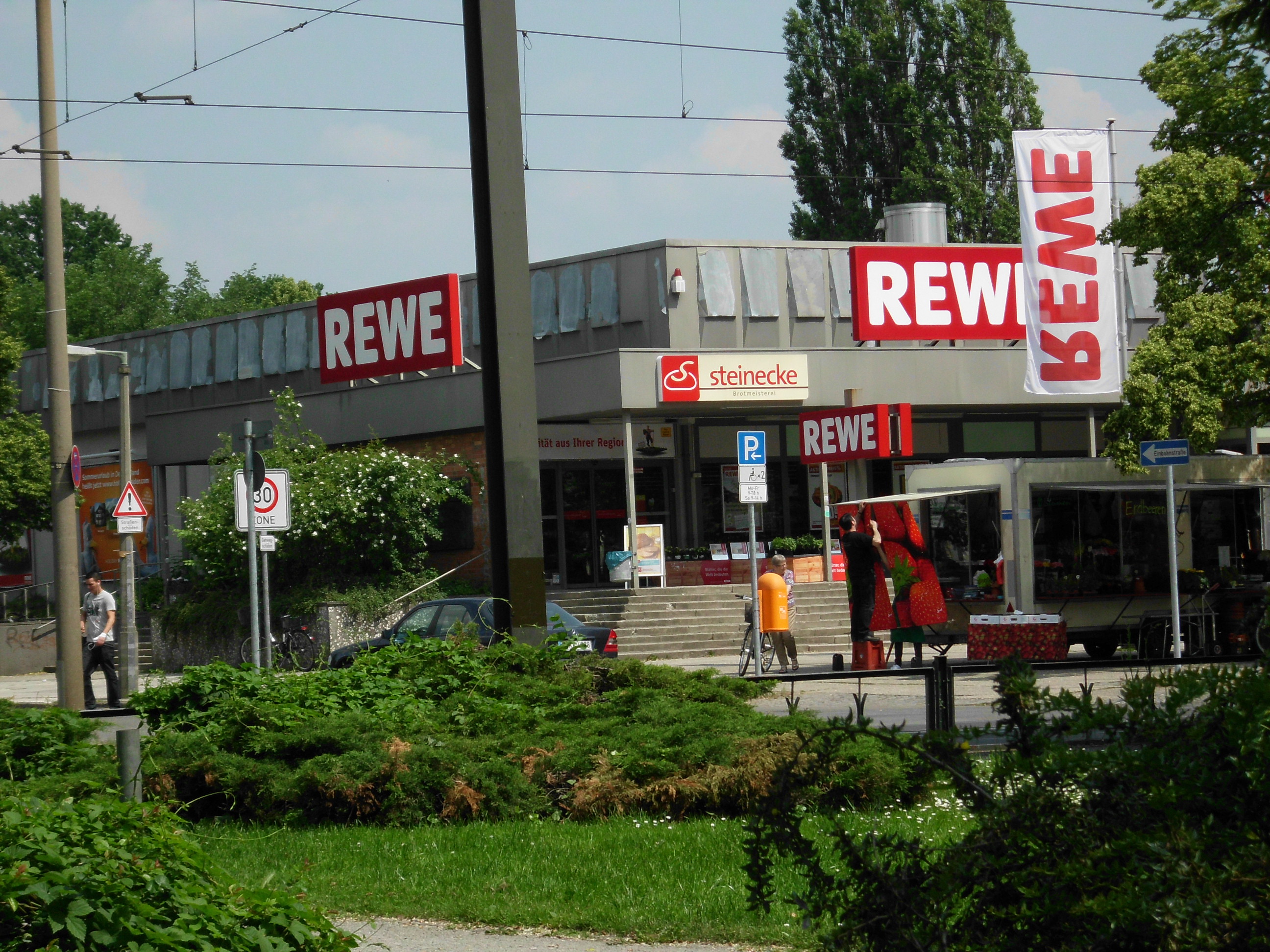 Bild 1 REWE in Berlin
