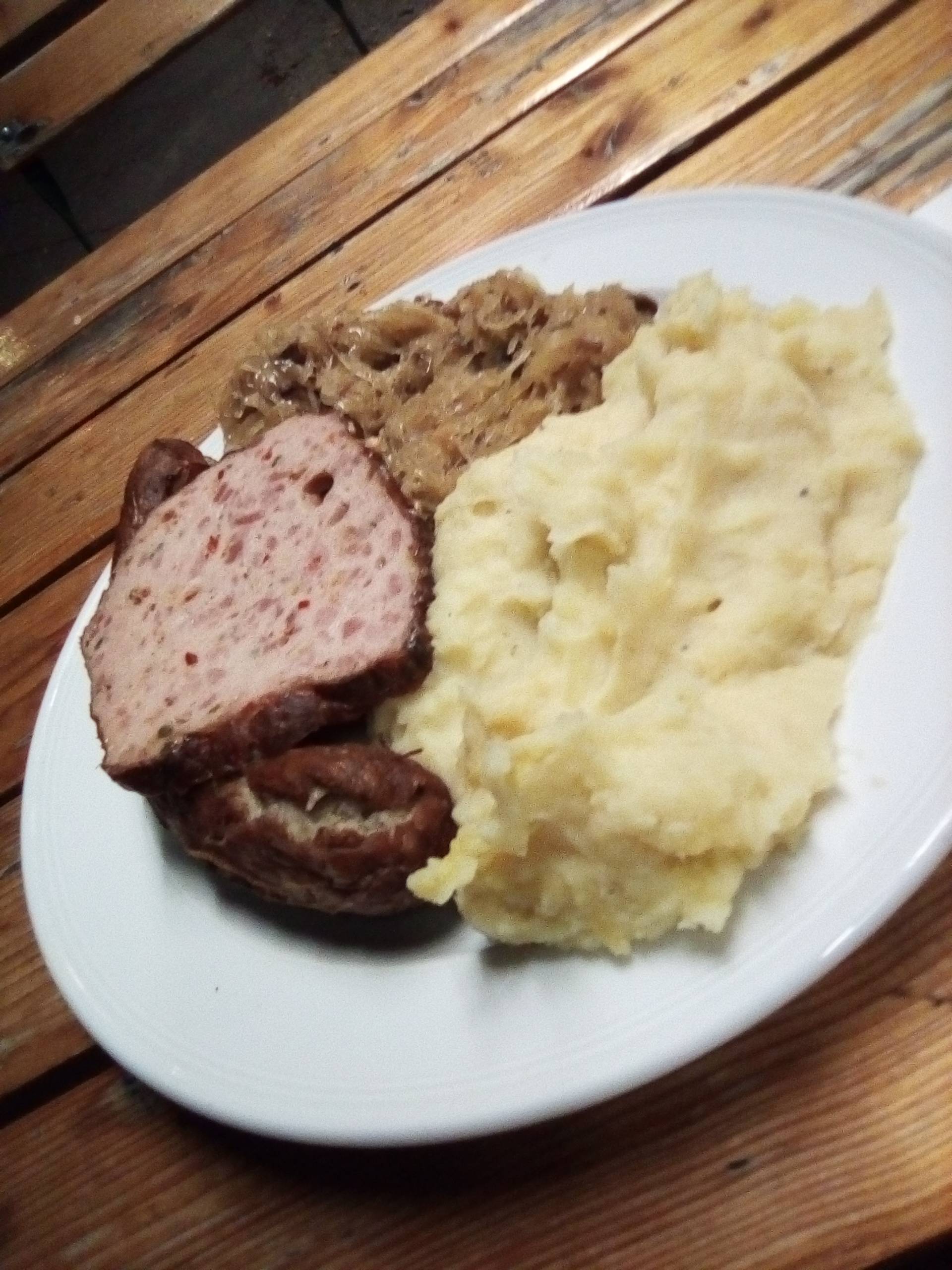 Bratwurscht Leberkäse mit Sauerkraut und Kartoffelpampe