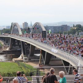 Blick vom Brauhaus am Waldschlößchen auf die Waldschlößchenbrücke am Tag der Eröffnung.