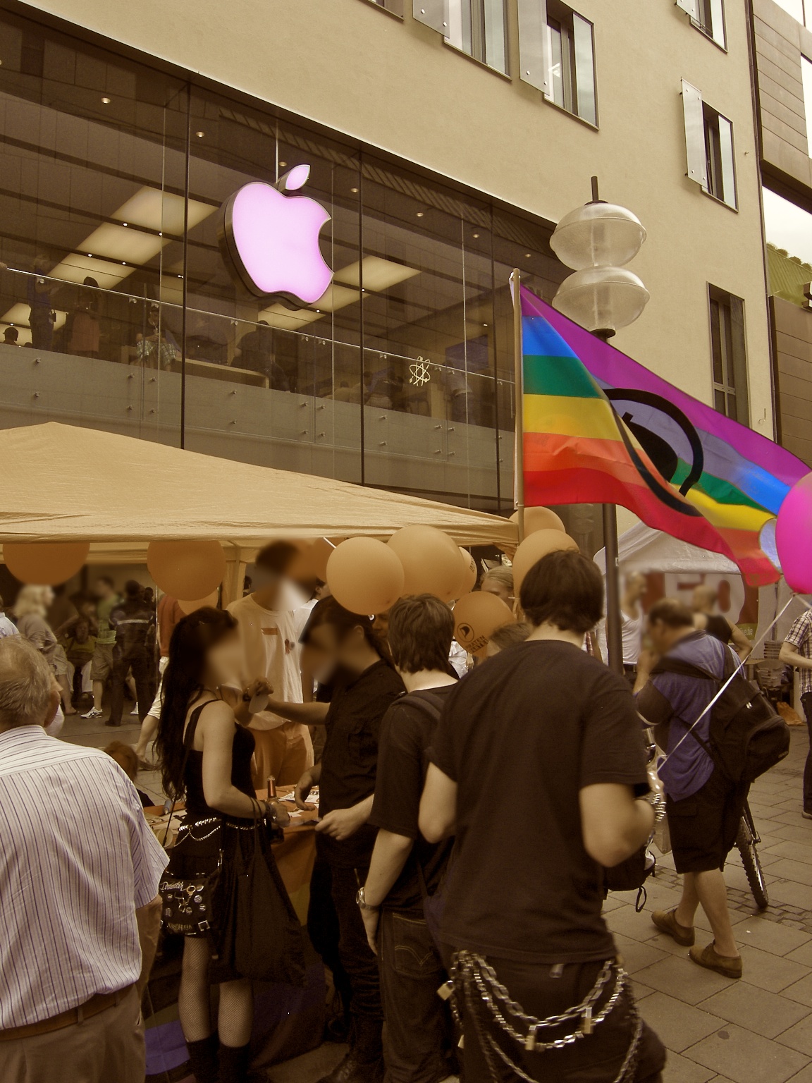 Piratenpartei vor Apple Store - das &auml;ndern nichts, wieder einmal...