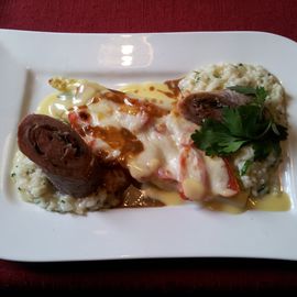 &apos;Leichtes Spargelmen&uuml;&apos; 04-2015 - Kalbs-Involtini mit zweierlei Spargel nach Mail&auml;nder Art (mit Tomaten und Mozzarella &uuml;berbacken, dazu Schnittlauch-Risotto