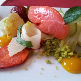 'Leichtes Spargelmenü' 04-2015 - Roher Spargel mit Erdbeeren und Erdbeersorbet - fein abgestimmt mit Ingwer und Limette (Vorschlag von mir)