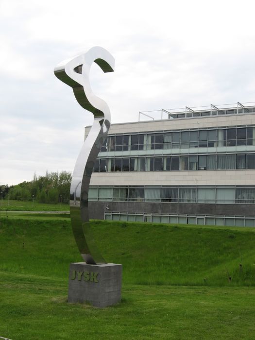Skulptur mit Firmenzeichen vor der Firmenzentrale von JYSK in Brabrand, Dänemark