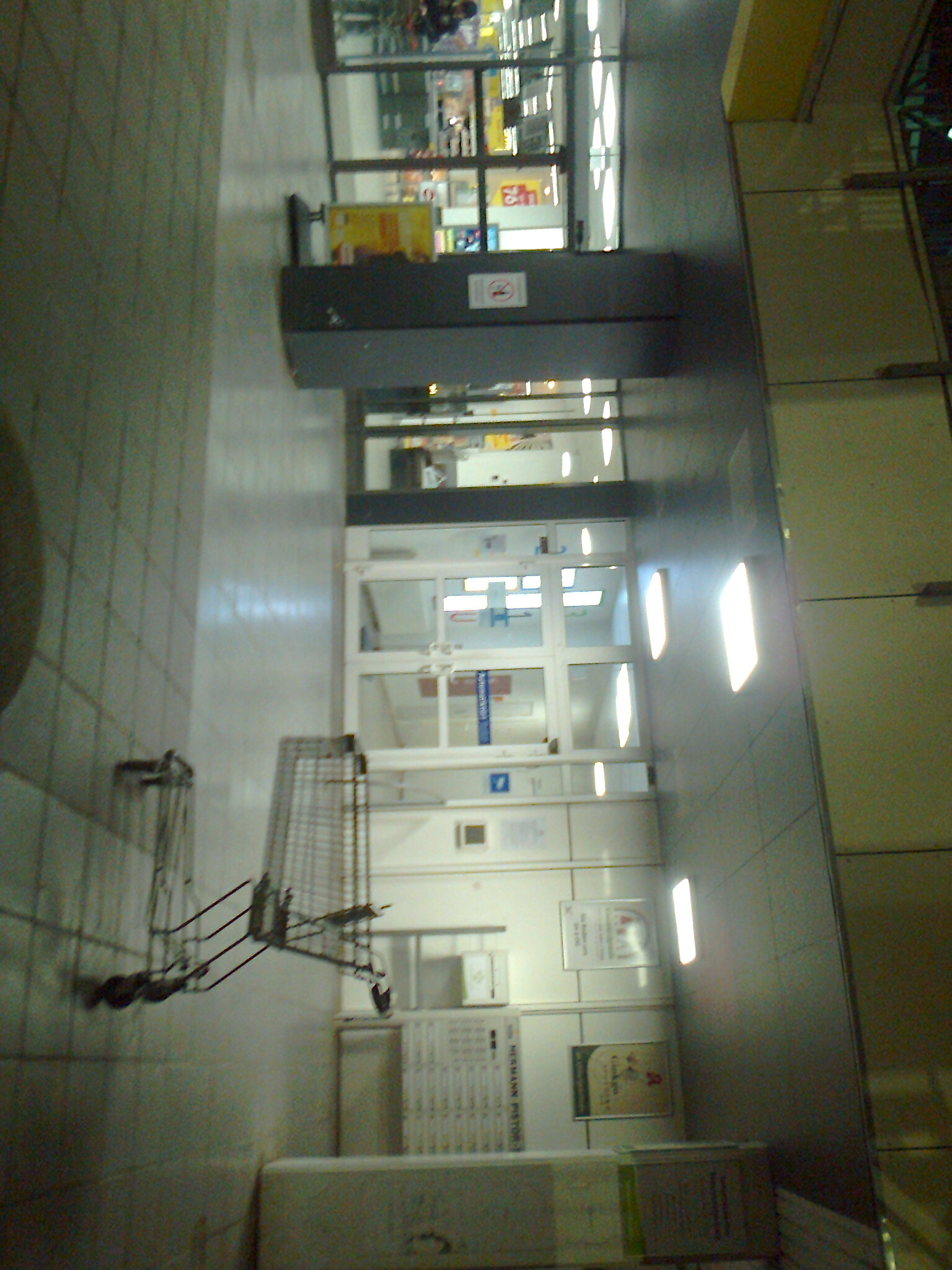 Die Eingangstür (etwas unscheinbar) zur Physiotherapie treppaufwärts im WIN-Center befindet sich rechts neben dem Eingang vom Netto.