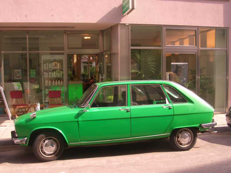 BUDZ Friseure von außen mit grünem Auto