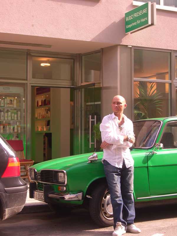 BUDZ Friseure von außen mit grünem Auto und Robert