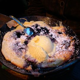 Blaubeerpfannkuchen mit Vanilleeis