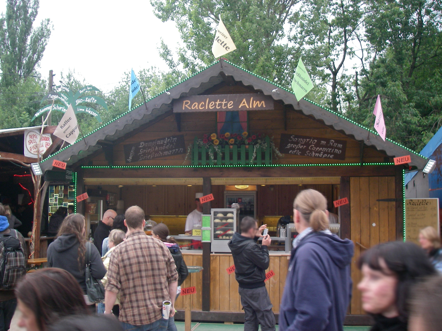 Die Raclette-Alm auf dem Münchner Tollwood 2011