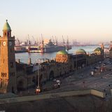 Hamburger Hafen und St. Pauli-Landungsbrücken in Hamburg