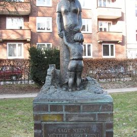 Wolfgang-Borchert-Denkmal gegenüber der Konditorei Lindtner