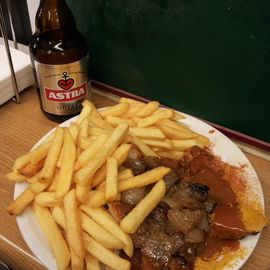 Currywurst (scharf), Zwiebeln und Pommes - dazu ein kühles Astra