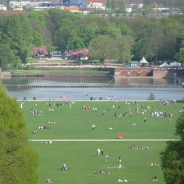 Blick von der Aussichtsplattform (Stadtparksee und Freibad)