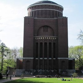 Das Hamburger Planetarium im ehemaligen Wasserturm von Fritz Schumacher