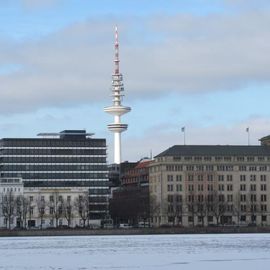 Fernsehturm mit der zugefrorenen Binnenalster im Vordergrund