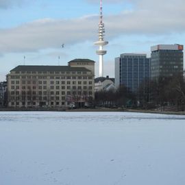 Fernsehturm mit der zugefrorenen Binnenalster im Vordergrund