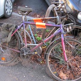 Ein Jahr nach meiner ersten Golocal-Bewertung wurden die Fahrr&auml;der wieder mit einem Zettel versehen.