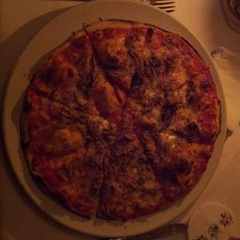 Ristorante Luna - Pizza al Tonno
Tomatensauce, Mozzarella, Thunfisch und Zwiebeln