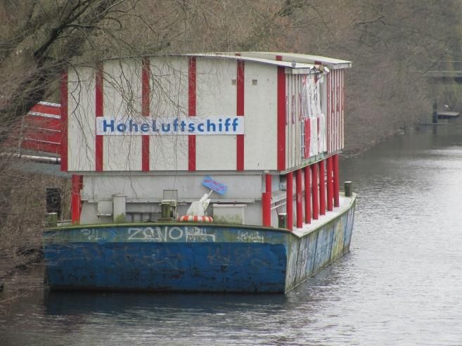 HoheLuftschiff ist ein Wortspiel - das Theaterschiff liegt im Stadteil Hoheluft (Isebekkanal)
