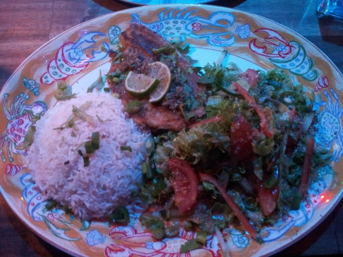 Papageien Fish Filet, serviert mit einem Saison-Salat mit Maracuja-Balsamico-Creme und Reis (21.- €)