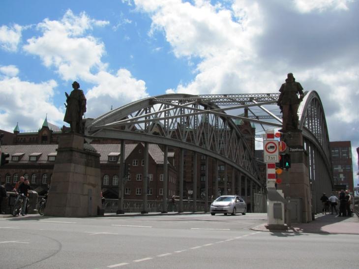 Die Kornhausbrücke mit Skulpturen von Vasco da Gama und Christoph Columbus führt direkt zum Deutschen Zollmuseum
