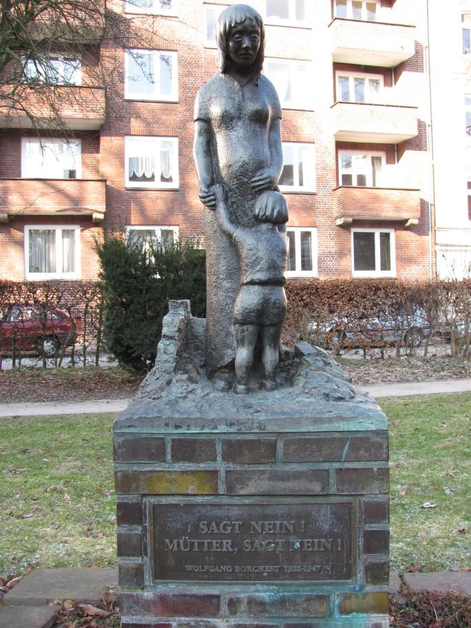 Wolfgang-Borchert-Denkmal gegenüber der Konditorei Lindtner