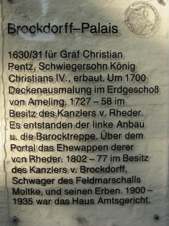 Hinweisschild zum Brockdorff-Palais
