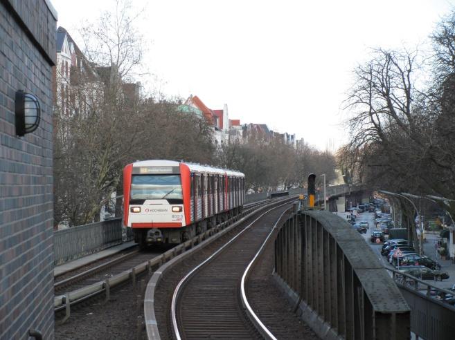 Die Hamburger U-Bahn auf dem Viadukt über der Isestraße. Darunter findet zweimal wöchentlich der Isemarkt statt.