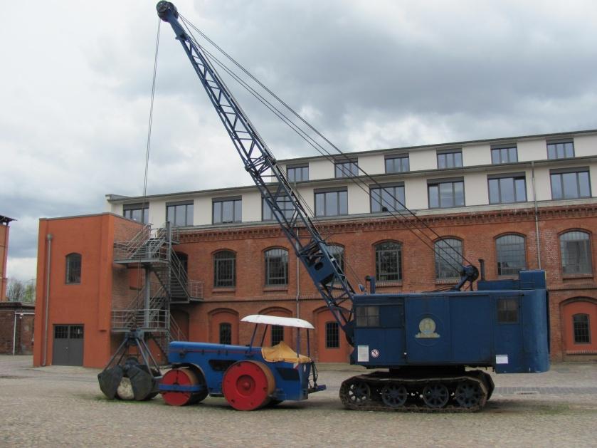 Menck Universalbagger und Strassenwalze vor dem Museum der Arbeit