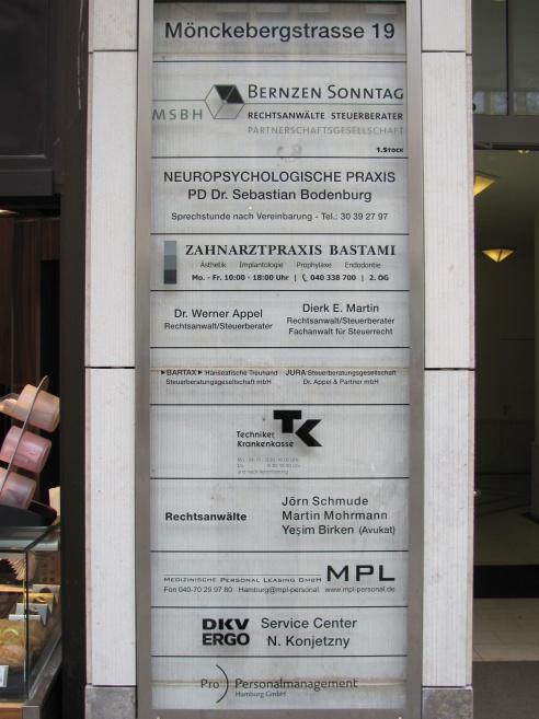 Tafel am Eingangsportal der Mönckebergstraße 19 in Hamburg