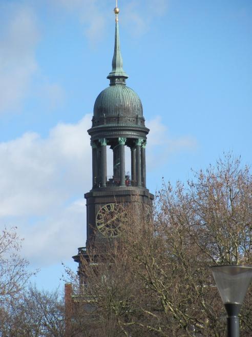 Die evangelische Hauptkirche Sankt Michaelis, genannt &bdquo;Michel&ldquo;, ist die bekannteste Kirche Hamburgs und ein Wahrzeichen der Hansestadt.