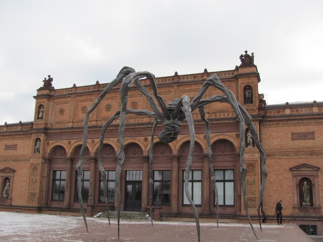 Skulptur von Louise Bourgeois vor der Kunsthalle