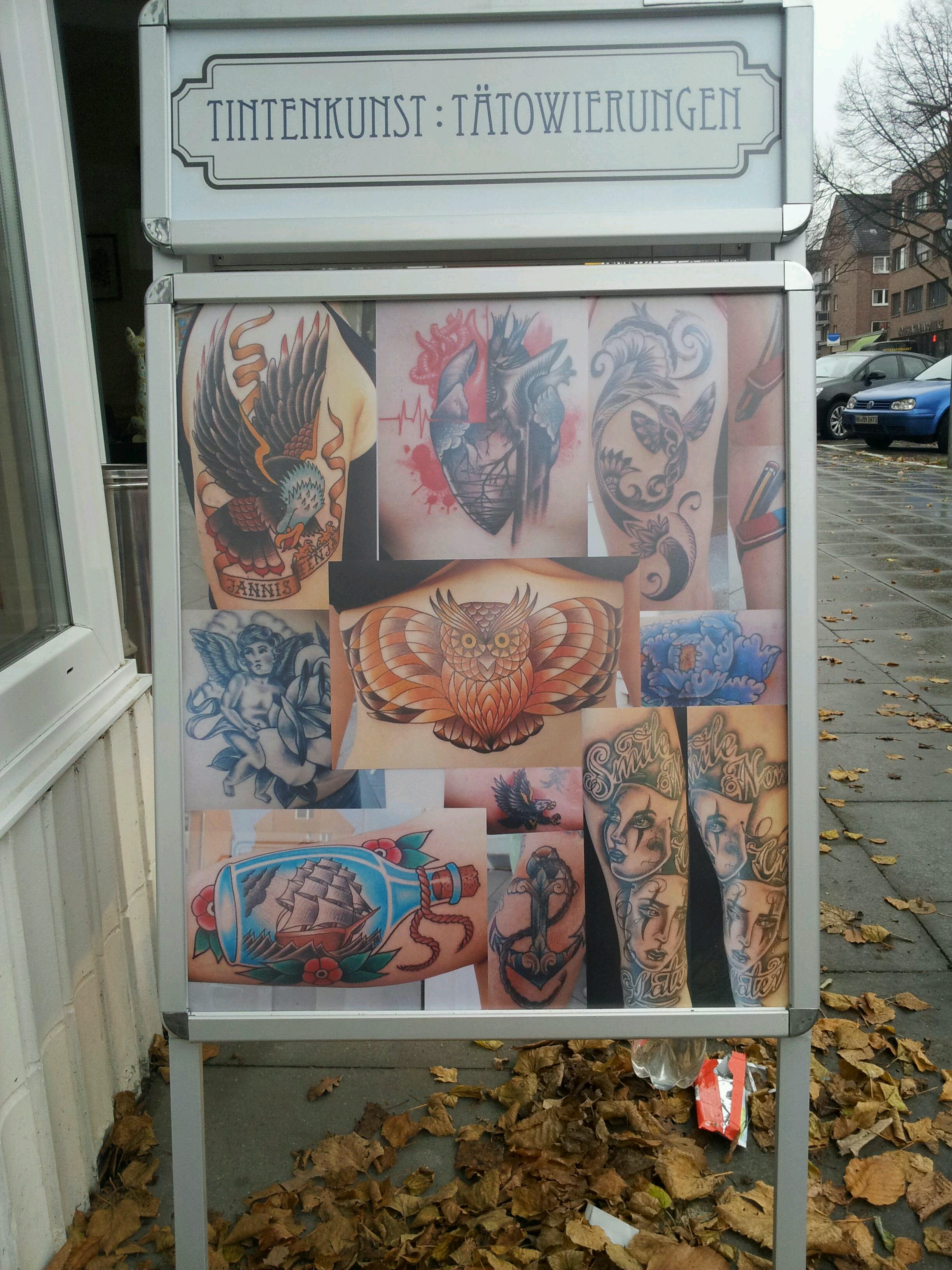 Stellschild vor dem Tattoo-Studio
