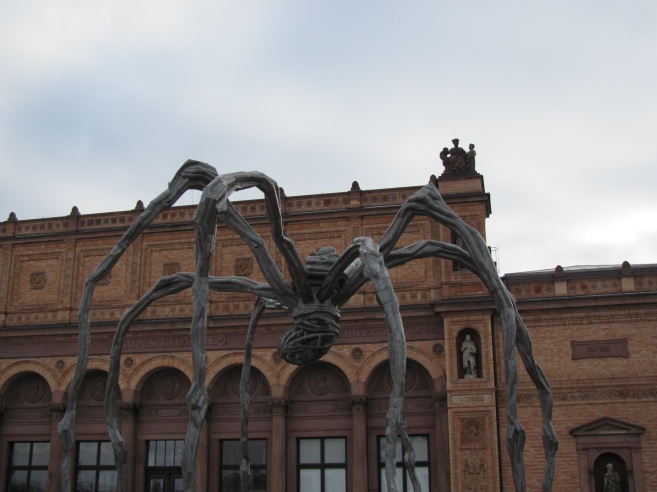 Skulptur von Louise Bourgeois vor der Kunsthalle