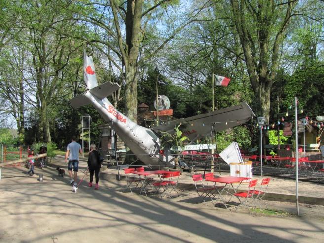 Auch Bruchpiloten zieht es in den Biergarten