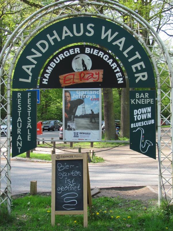 Hinweis auf den geöffneten Biergarten