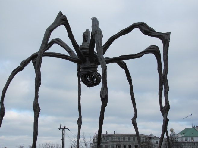 Skulptur von Louise Bourgeois vor der Kunsthalle