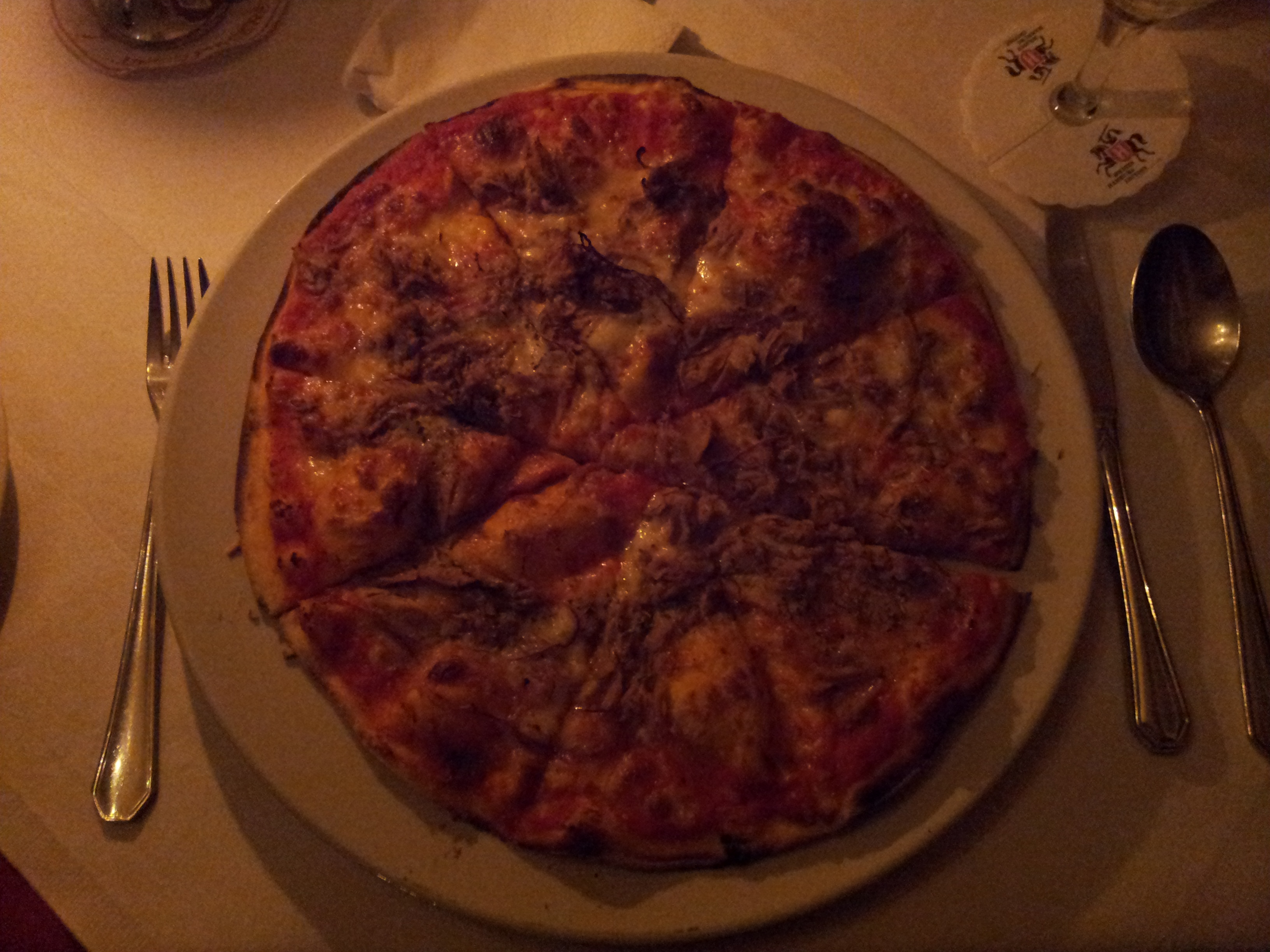 Ristorante Luna - Pizza al Tonno
Tomatensauce, Mozzarella, Thunfisch und Zwiebeln