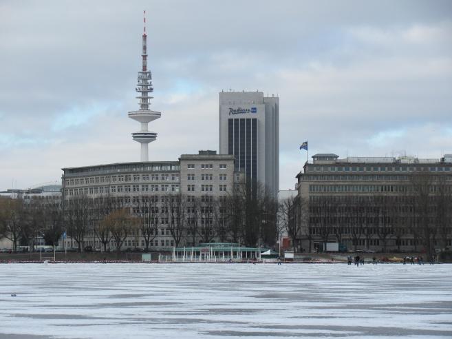 Radisson Blu, daneben der Fernsehturm. Im Vordergrund die zugefrorene Außenalster