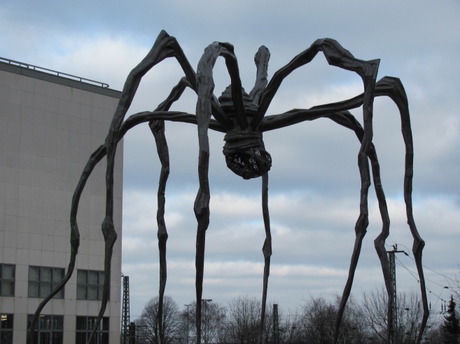 Skulptur von Louise Bourgeois vor der Kunsthalle