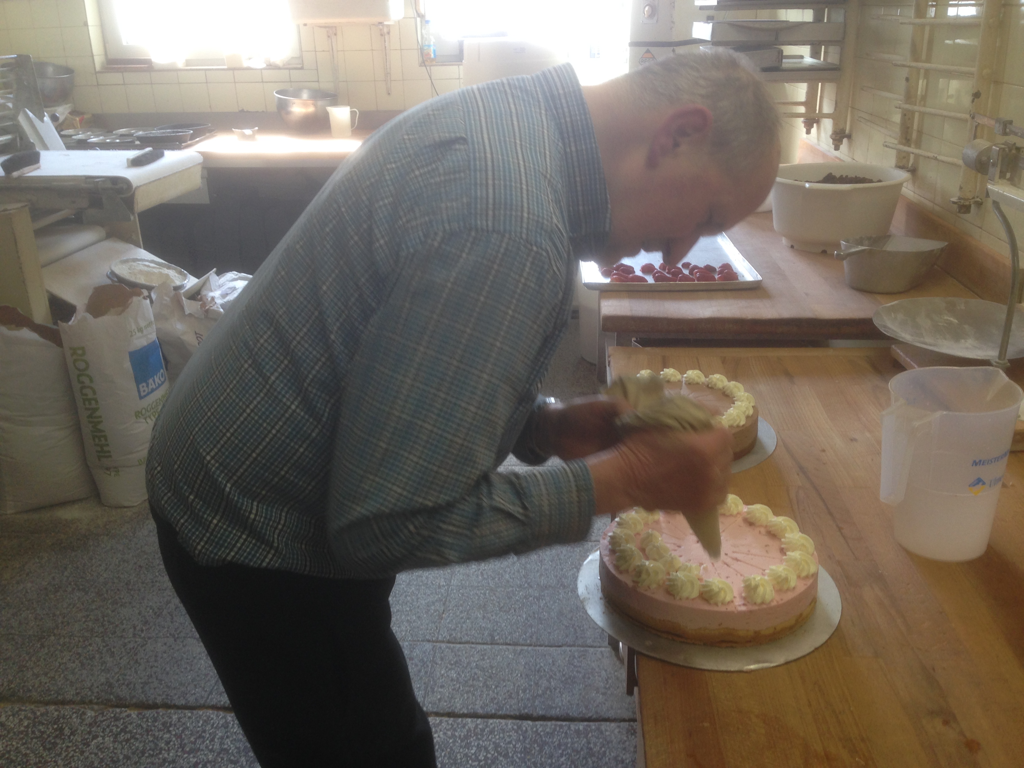 Heinrich, unser Alt Bäckermeister beim Herstellen seiner Spezialität - Torten
