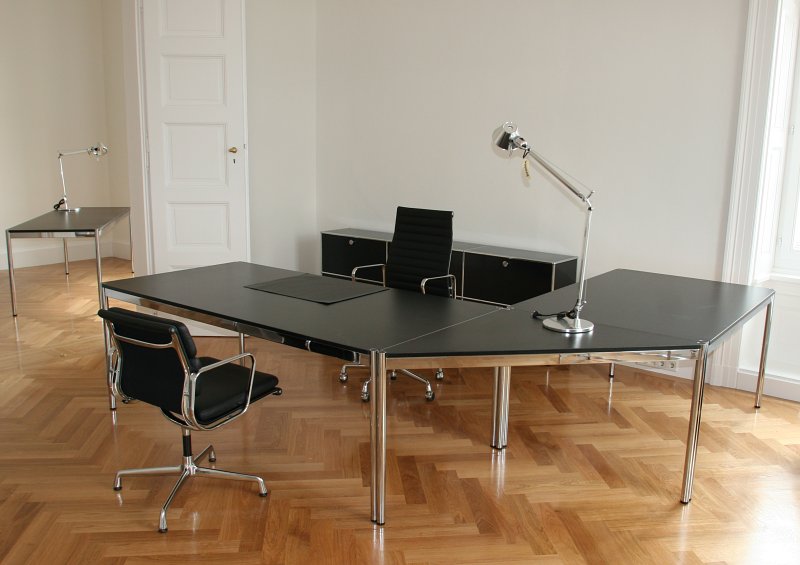 USM Haller Schreibtisch mit Vitra Alu Chair und Vitra Soft Pad