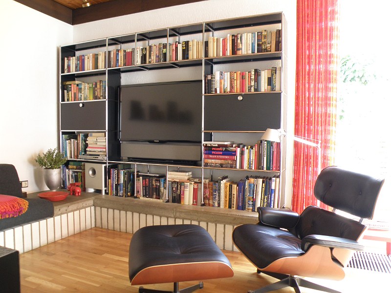 USM Haller Bücherwand und Vitra Lounge Chair