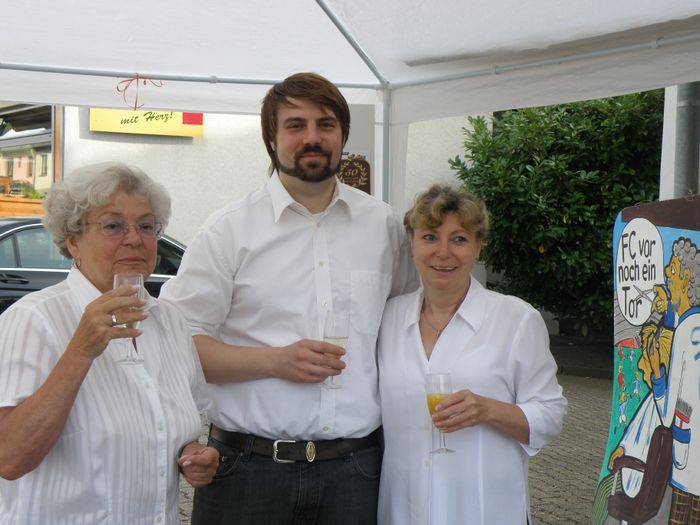 Drei Generationen von Friseuren. Familienbetrieb seit 1962. Frau Agnes Limberg, die den Salon mit ihrem Mann 1962 eröffnete, mit Tochter Annelie Hechtberger und Enkelsohn Markus Gurok, der die Leitung des Salons 2011 übernommen hat.