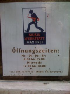 Eingangsschild der Max Frei Musikwerkstatt (allerdings noch an der alten Adresse in Schwabing) - aufgenommen 2010