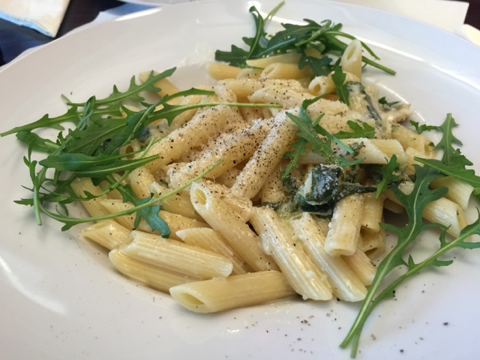 Penne mit Spinat und Gorgonzola