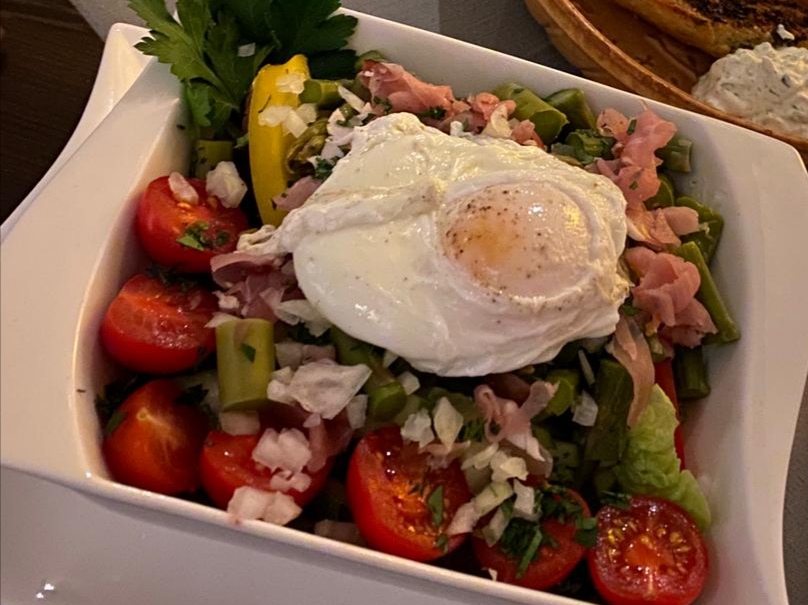 Salatbowl Heimatliebe mit grünem Spargel und pochiertem Ei