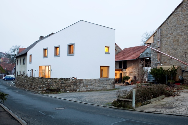 Weingut H. Deppisch
Haus mit Vinothek, Hof und Scheune