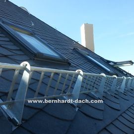 Dachneueindeckung mit Schieferplatten im Format 30/30 cm und Einbau ROTO- Wohndachfenster
