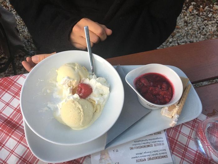 Eins mit heißen Himbeeren kleine Portion 