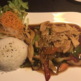 Gebratenes Hühnchen in Teriyaki-Soße